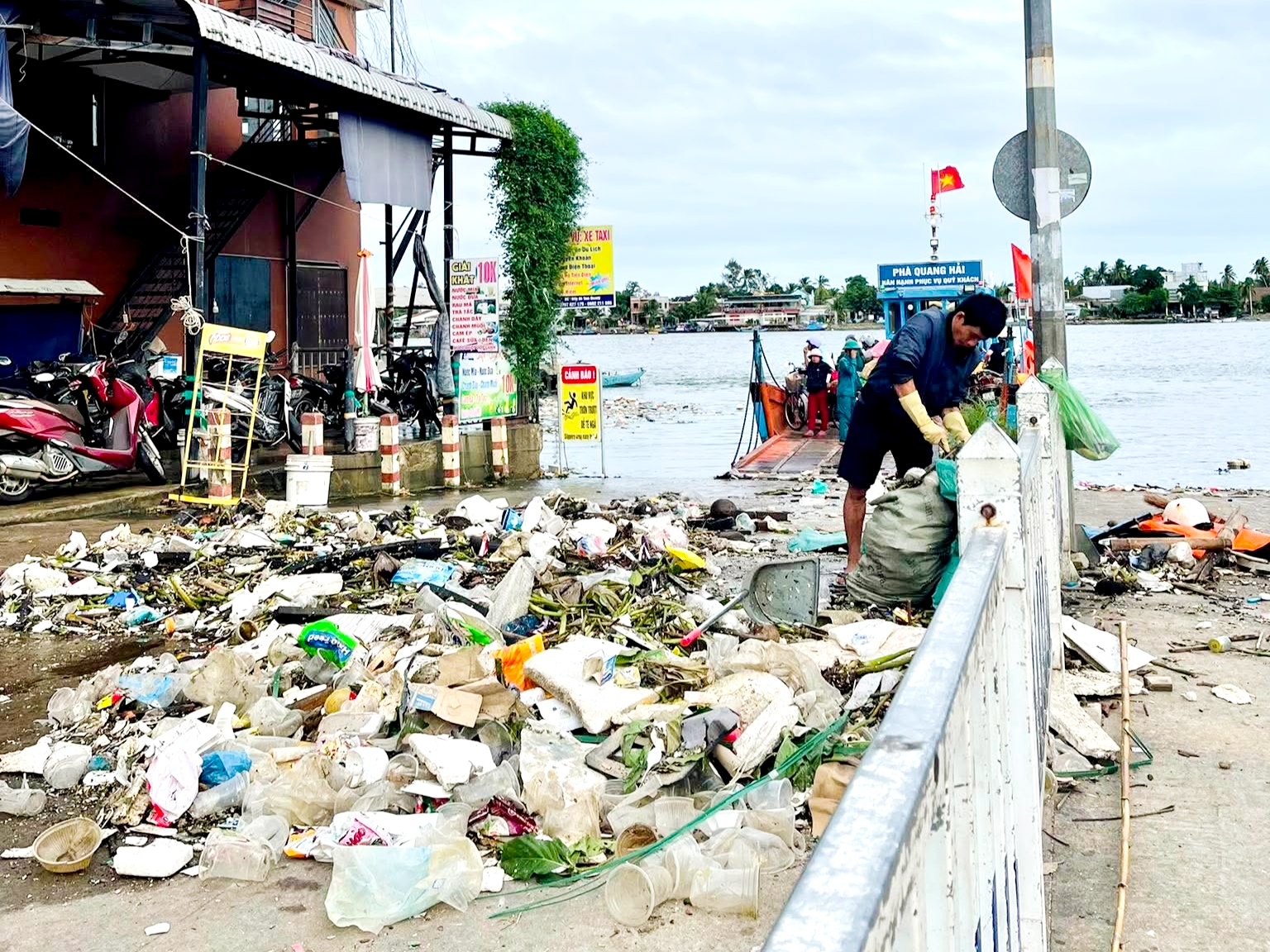 Người dân Đà Nẵng chung tay dọn rác sau bão gió, làm sạch môi trường - Ảnh 1.