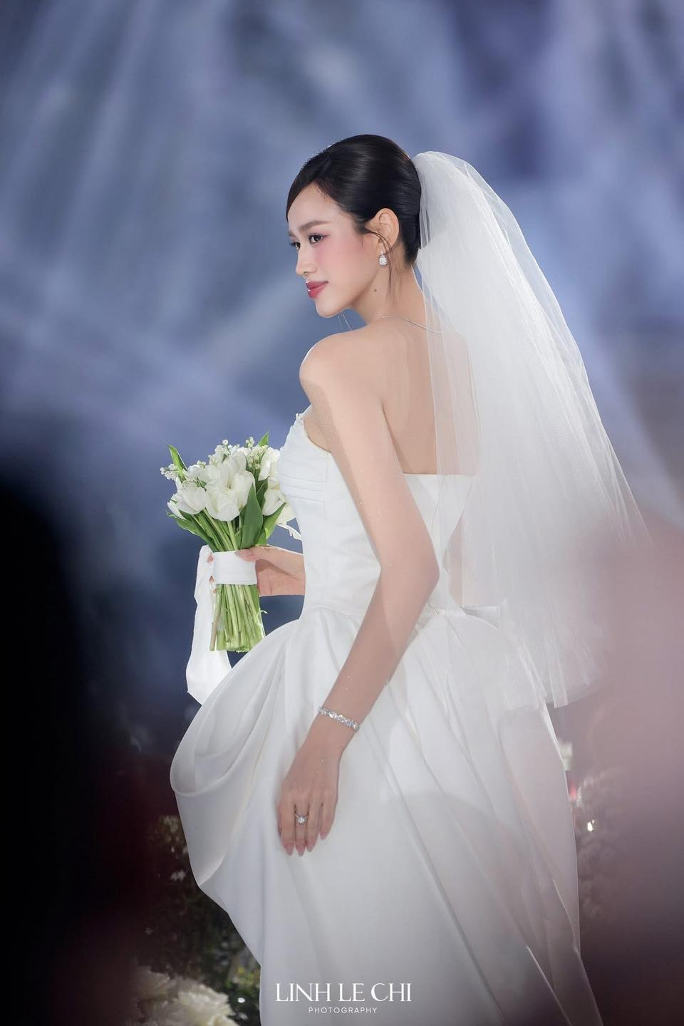 Bó hoa cưới "đắt đỏ" được cô dâu Hoa hậu Đỗ Hà và chàng rể thiếu gia cầm trên tay gây chú ý - Ảnh 5.