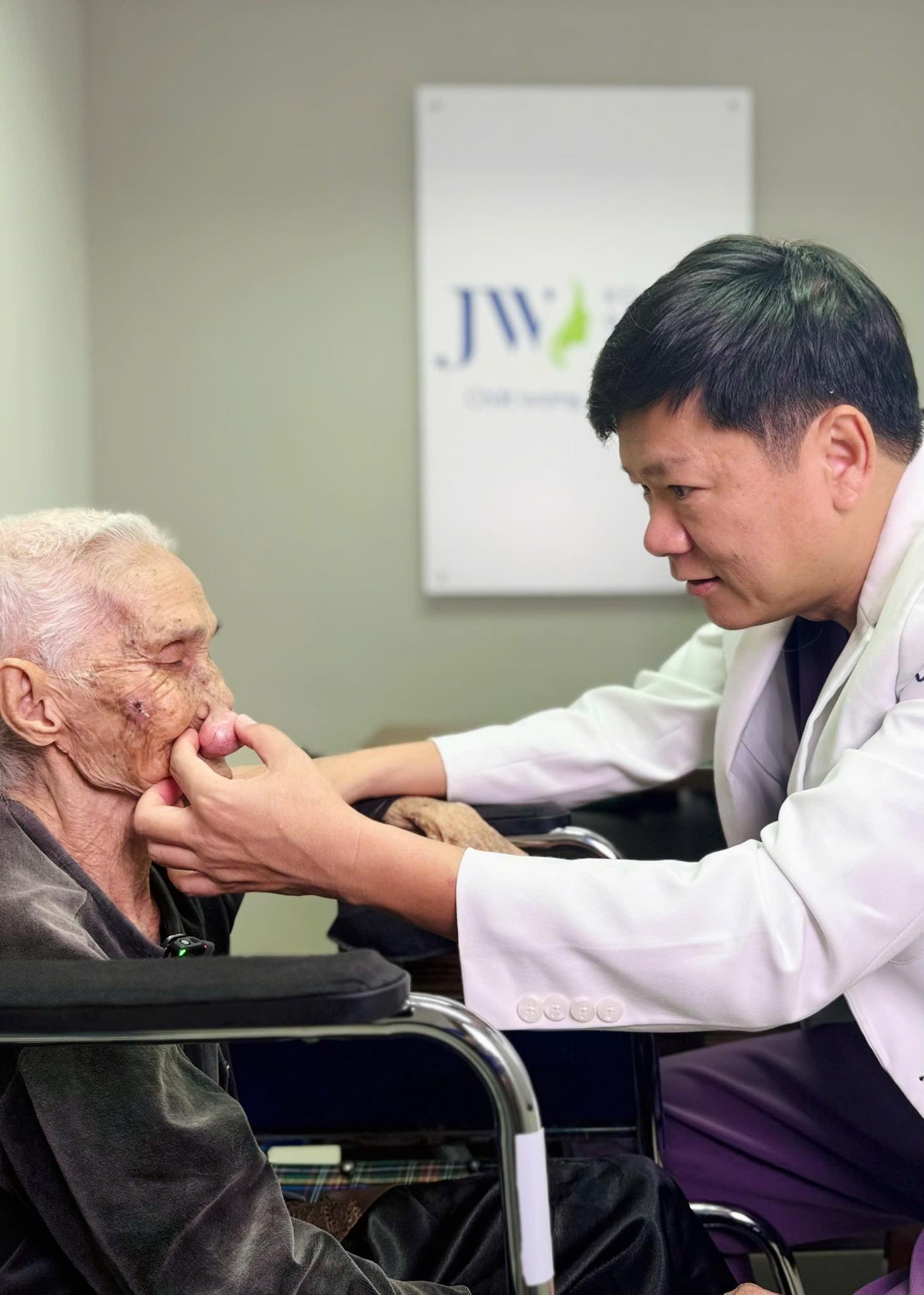 Hy hữu cụ bà 100 tuổi đươc phẫu thuật thành công khối u khủng trên mặt - Ảnh 2.