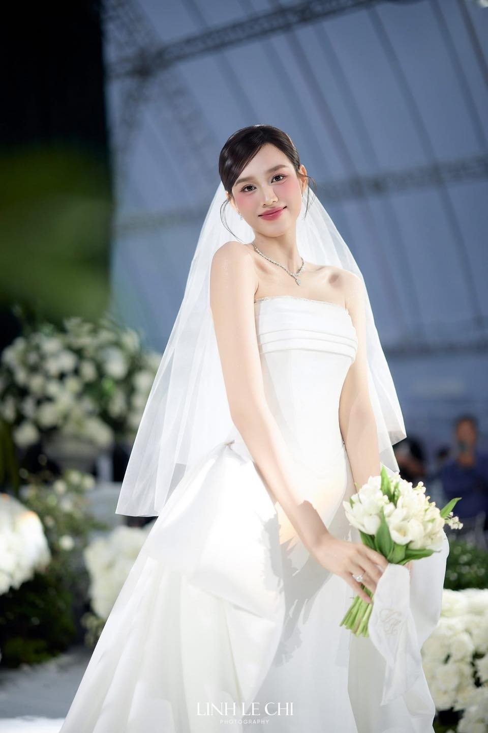 Bó hoa cưới "đắt đỏ" được cô dâu Hoa hậu Đỗ Hà và chàng rể thiếu gia cầm trên tay gây chú ý - Ảnh 6.