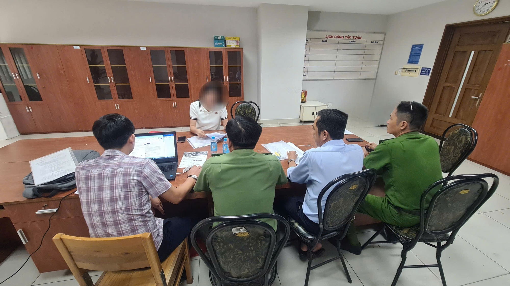Xử phạt công ty để 6 cô gái mặc váy in hình logo liên quan đến các trang cờ bạc, cá độ - Ảnh 1.