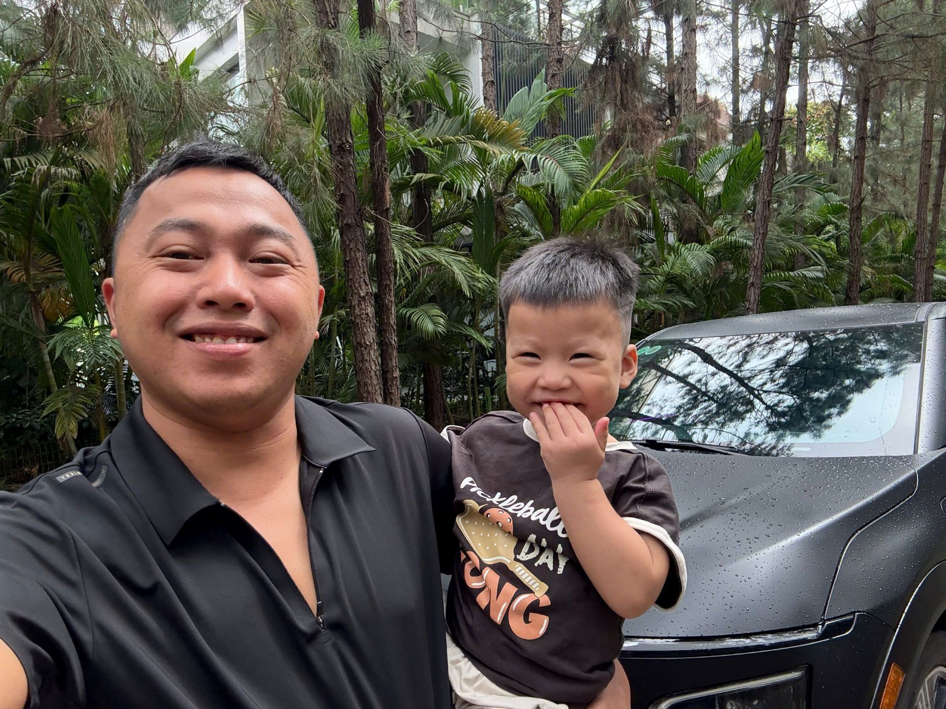 Thầy dạy lái xe bằng VinFast VF 7 chạy 55.000 km sau 9 tháng: “Tiết kiệm 150 triệu đồng/năm, học viên khen sướng hơn xe xăng” - Ảnh 1.