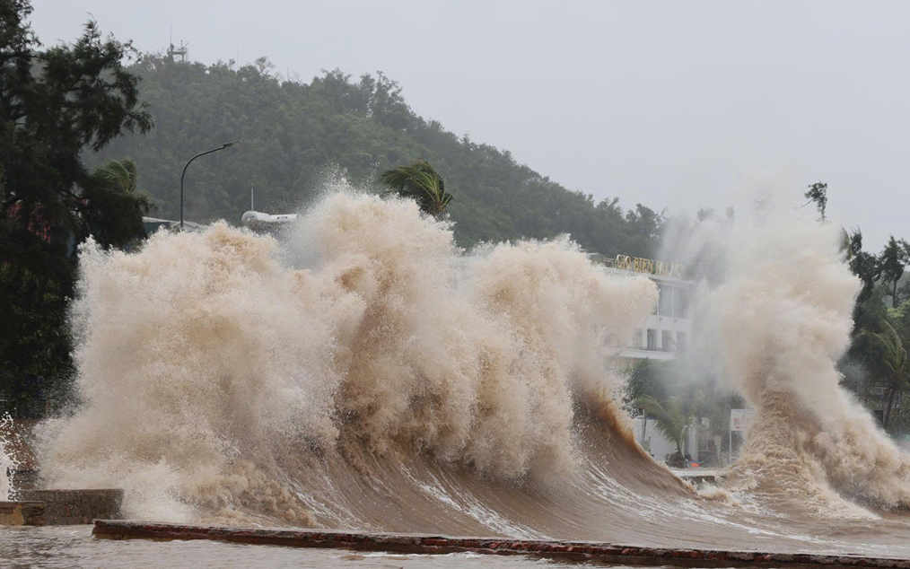 Dự báo bão số 13 tiềm năng "mạnh lên từng ngày" trước khi đổ bộ - Ảnh 2.