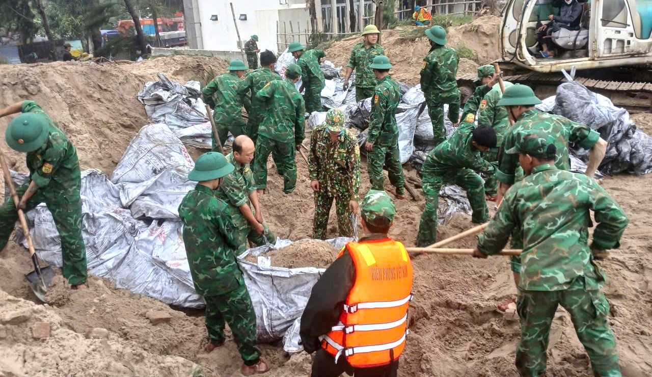 Bờ biển sụp xuống từng ngày và những bàn tay giữ làng, bám biển ở Đà Nẵng- Ảnh 4. Bờ biển sụp xuống từng ngày và những bàn tay giữ làng, bám biển ở Đà Nẵng- Ảnh 4.