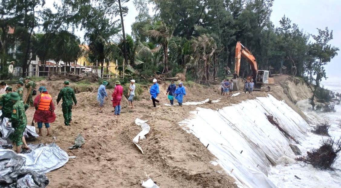 Bờ biển sụp xuống từng ngày và những bàn tay giữ làng, bám biển ở Đà Nẵng- Ảnh 2. Bờ biển sụp xuống từng ngày và những bàn tay giữ làng, bám biển ở Đà Nẵng- Ảnh 2.