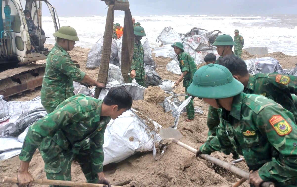 Bờ biển sụp xuống từng ngày và những bàn tay giữ làng, bám biển ở Đà Nẵng- Ảnh 5. Bờ biển sụp xuống từng ngày và những bàn tay giữ làng, bám biển ở Đà Nẵng- Ảnh 5.