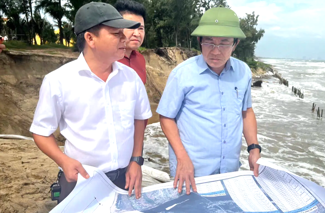 Bờ biển sụp xuống từng ngày và những bàn tay giữ làng, bám biển ở Đà Nẵng- Ảnh 7. Bờ biển sụp xuống từng ngày và những bàn tay giữ làng, bám biển ở Đà Nẵng- Ảnh 7.