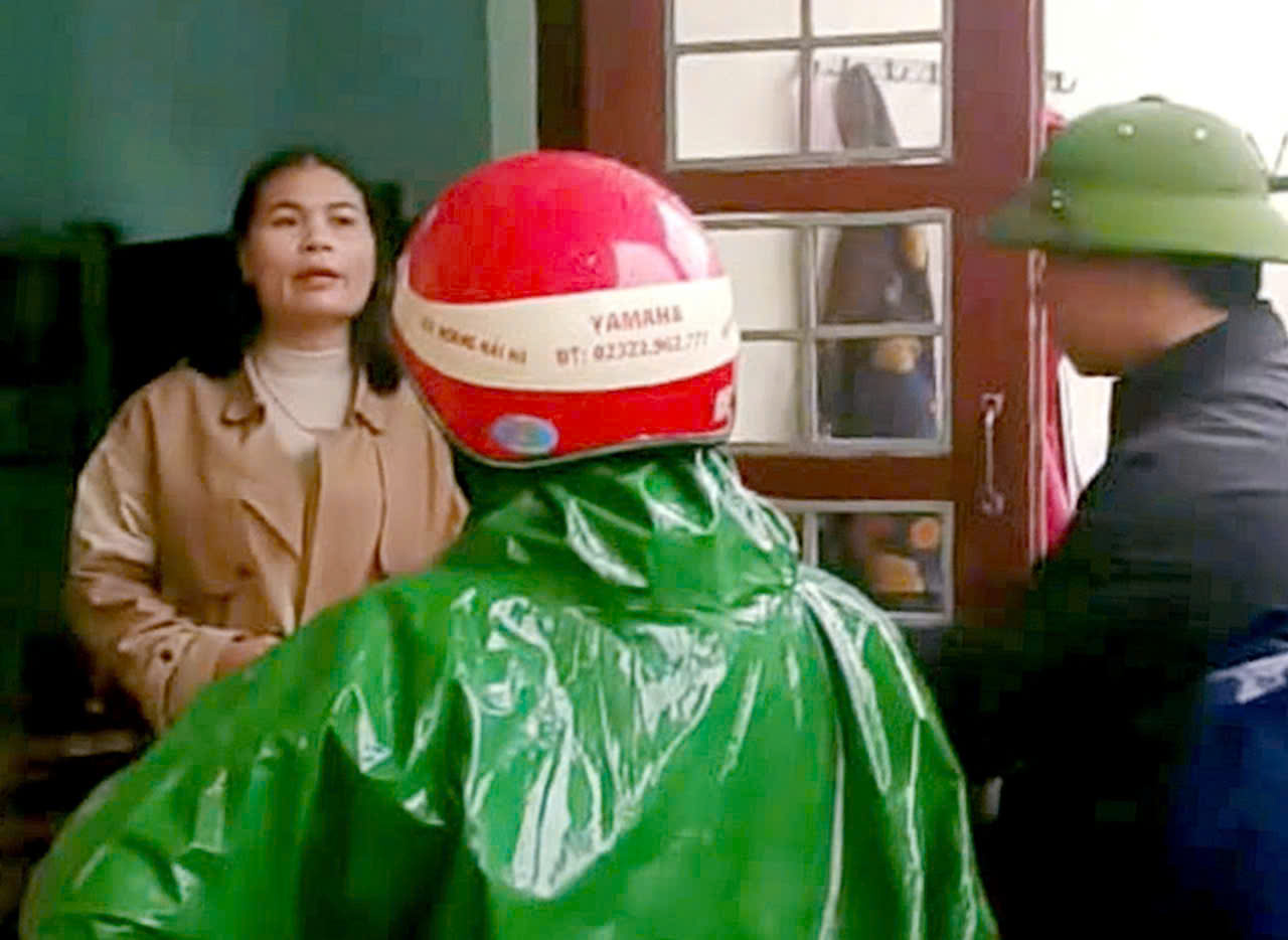 Nữ hiệu phó đến phòng làm việc khi đang bị đình chỉ, phụ huynh và học sinh phản ứng dữ dội - Ảnh 1.
