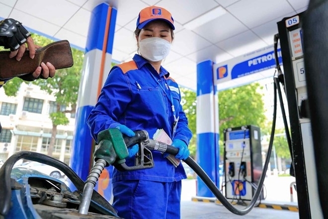Giá xăng dầu giảm mạnh - Ảnh 1.
