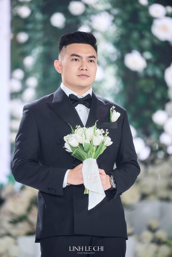 Bó hoa cưới "đắt đỏ" được cô dâu Hoa hậu Đỗ Hà và chàng rể thiếu gia cầm trên tay gây chú ý - Ảnh 4.