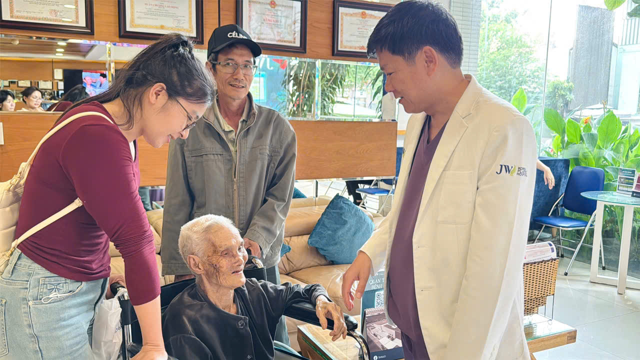 Hy hữu cụ bà 100 tuổi đươc phẫu thuật thành công khối u khủng trên mặt - Ảnh 3.