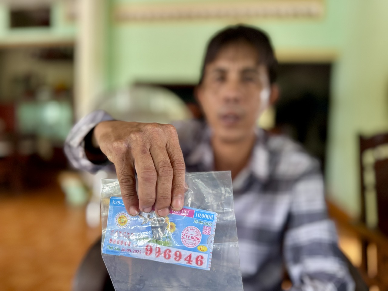 Tờ vé số trúng độc đắc bị rách ở Quảng Ngãi: Công ty xổ số vừa trả thưởng- Ảnh 2. Chủ nhân tờ vé số độc đắc 2 tỷ đồng bị rách đã được trả thưởng - Ảnh 2.