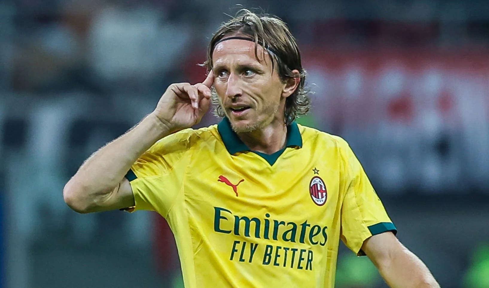 Luka Modric tặng các cầu thủ AC Milan điện thoại iPhone - Ảnh 1. Luka Modric tặng các cầu thủ AC Milan điện thoại iPhone - Ảnh 1.