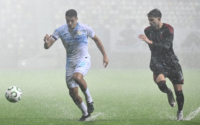 Phát hiện rắn biển khổng lồ ngoi đầu lên khỏi mặt nước- Ảnh 2.