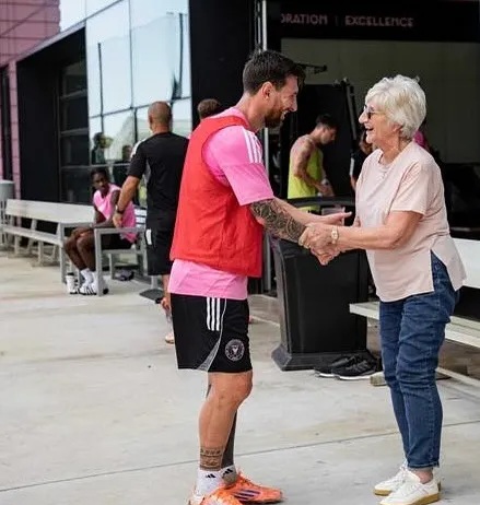 Mẹ của David Beckham xúc động khi lần đầu gặp Messi - Ảnh 1.