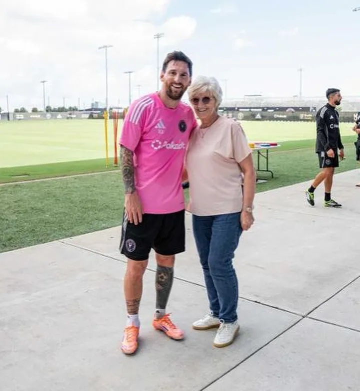 Mẹ của David Beckham xúc động khi lần đầu gặp Messi - Ảnh 2.