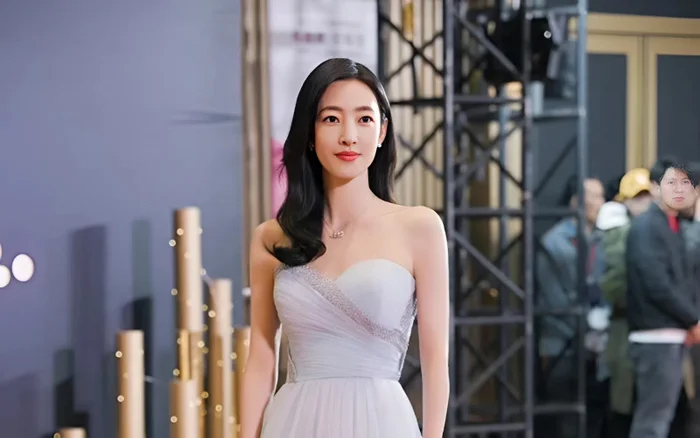 Nữ diễn viên nổi tiếng bị hàng chục người kéo đến phim trường đòi tiền - Ảnh 3.