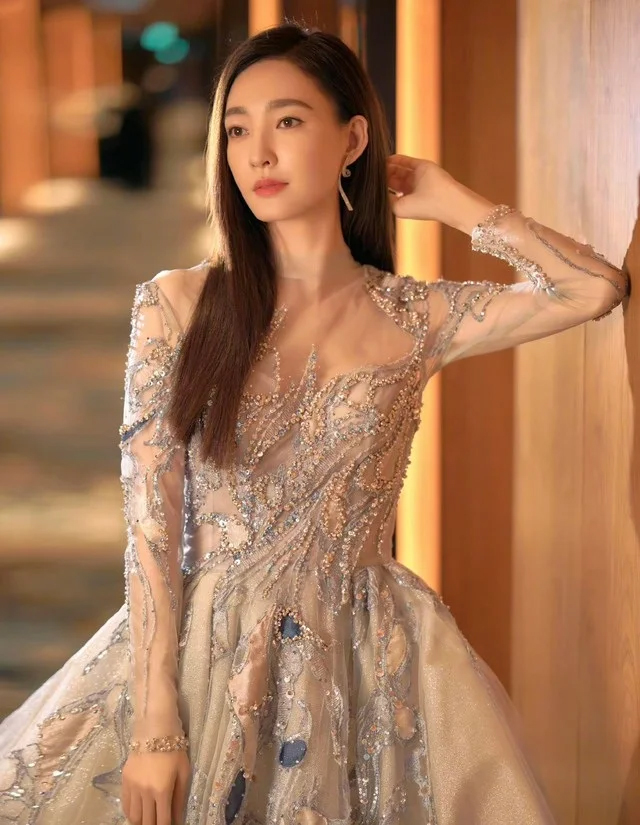 Nữ diễn viên nổi tiếng bị hàng chục người kéo đến phim trường đòi tiền - Ảnh 2.
