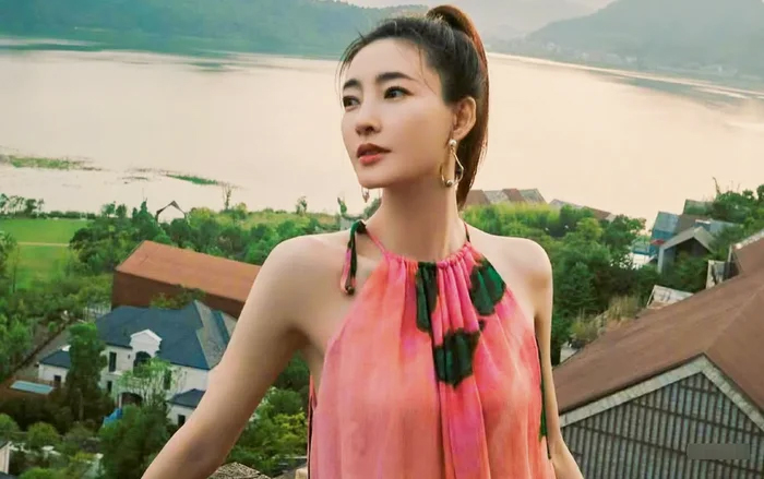 Nữ diễn viên nổi tiếng bị hàng chục người kéo đến phim trường đòi tiền - Ảnh 4.