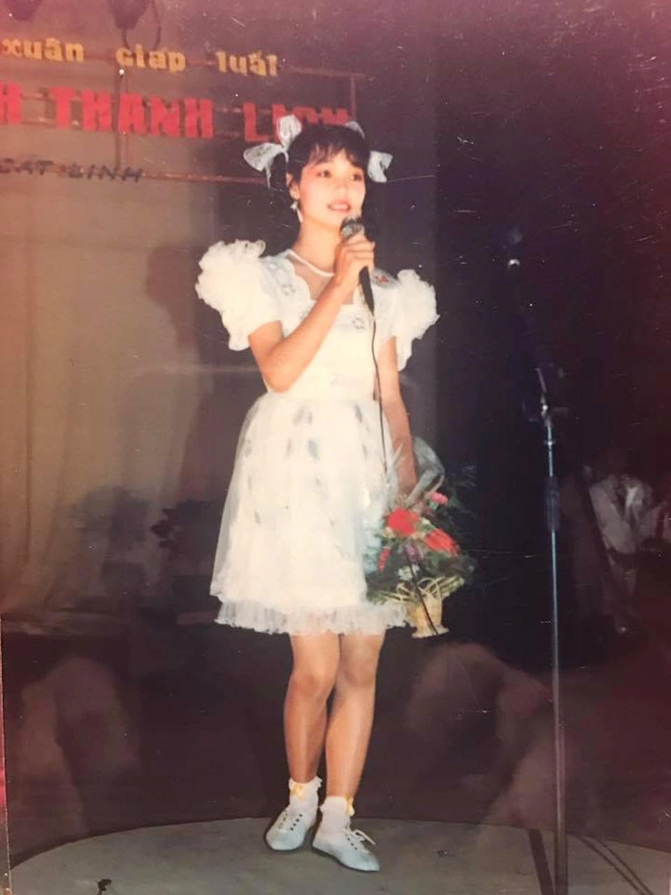 Hôn nhân viên mãn của "cô Trúc" phim "Những ngọn nến trong đêm" sau 23 năm lấy chồng doanh nhân - Ảnh 1.