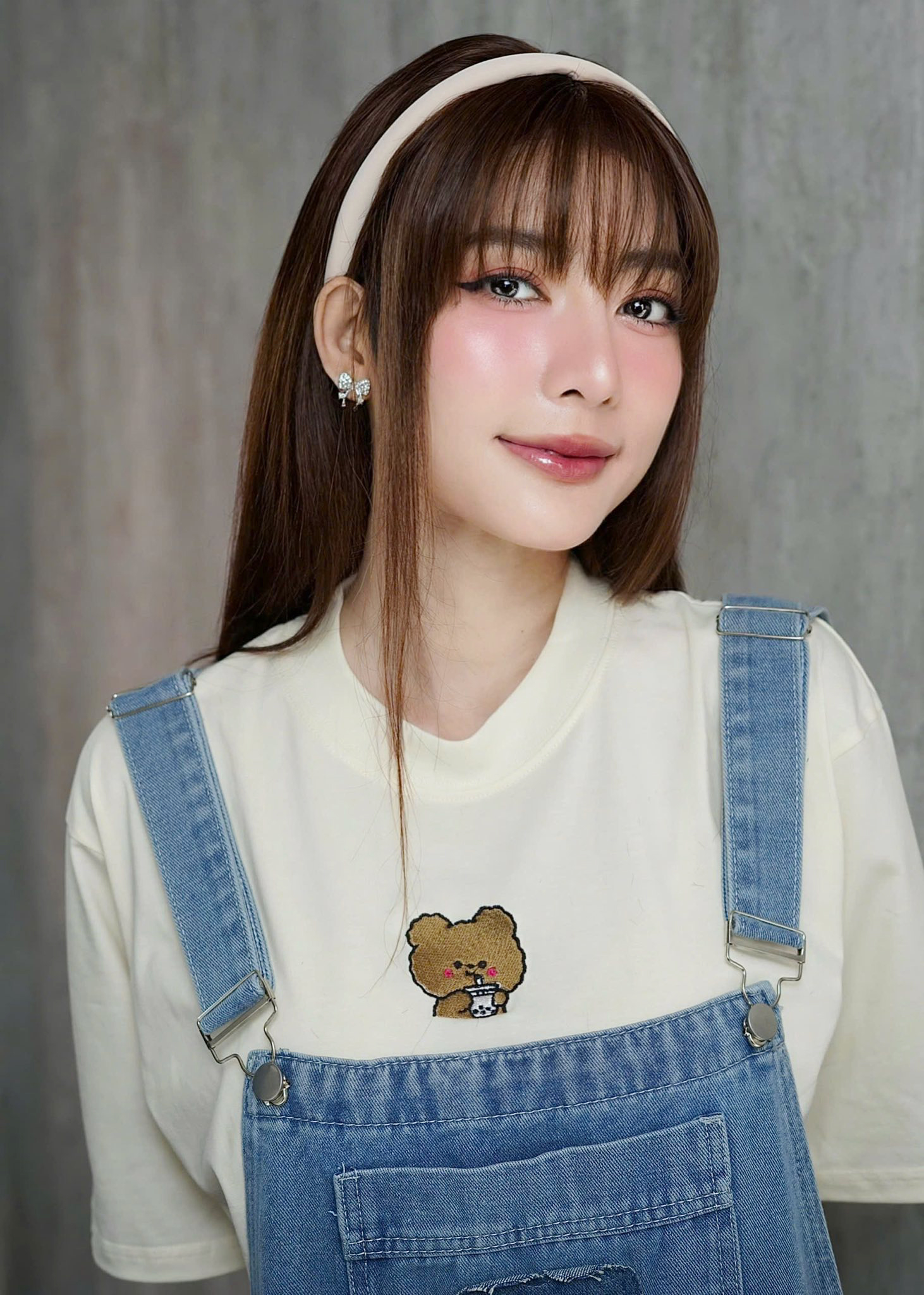 Diễn viên Kim Nhã gây bất ngờ với hình ảnh "xuống tóc", mặc áo nâu sòng- Ảnh 4. Diễn viên Kim Nhã gây bất ngờ với hình ảnh "xuống tóc", mặc áo nâu sòng- Ảnh 4.