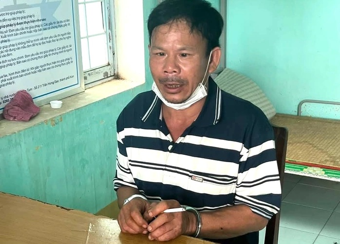 Nghi phạm chém trọng thương 2 người trong phòng trọ bị bắt trên xe khách - Ảnh 1.