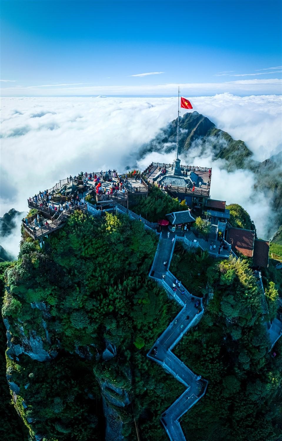 Lạc vào “miền cổ tích” trên đỉnh Fansipan mùa mây- Ảnh 2. Lạc vào “miền cổ tích” trên đỉnh Fansipan mùa mây- Ảnh 2.