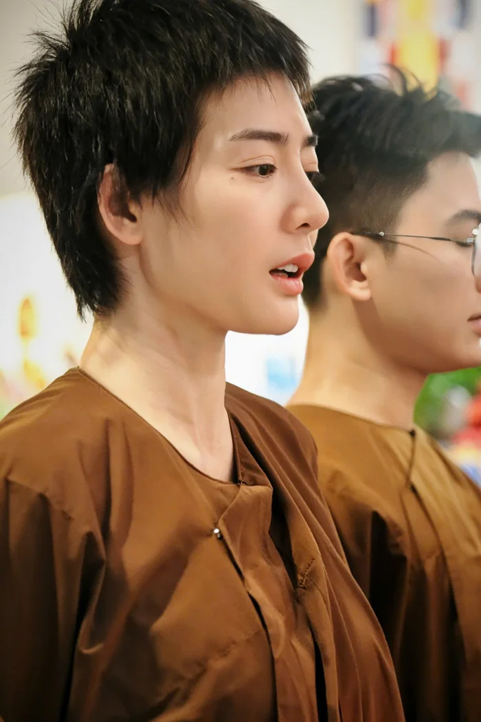 Diễn viên Kim Nhã gây bất ngờ với hình ảnh "xuống tóc", mặc áo nâu sòng- Ảnh 1. Diễn viên Kim Nhã gây bất ngờ với hình ảnh "xuống tóc", mặc áo nâu sòng- Ảnh 1.