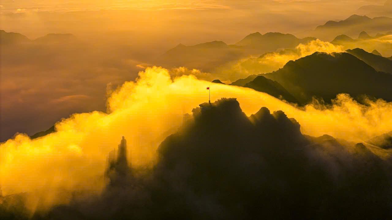 Lạc vào “miền cổ tích” trên đỉnh Fansipan mùa mây- Ảnh 3. Lạc vào “miền cổ tích” trên đỉnh Fansipan mùa mây- Ảnh 3.