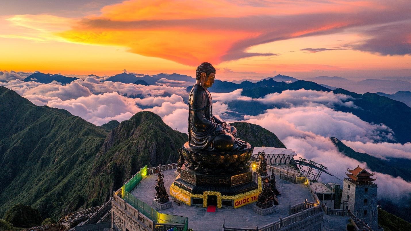 Lạc vào “miền cổ tích” trên đỉnh Fansipan mùa mây- Ảnh 4. Lạc vào “miền cổ tích” trên đỉnh Fansipan mùa mây- Ảnh 4.