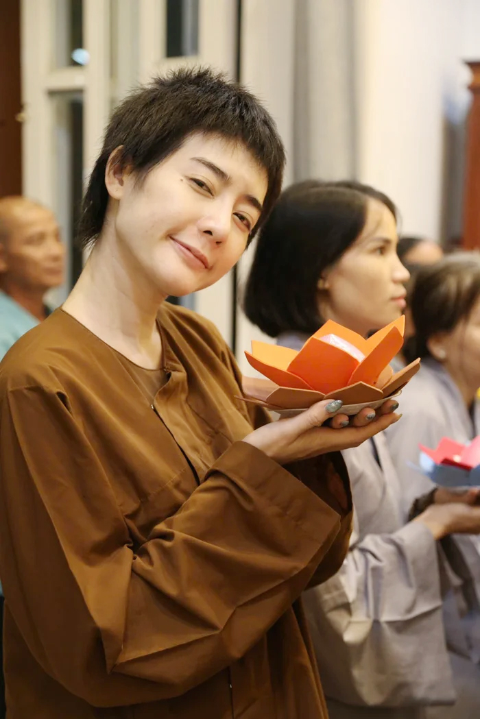 Diễn viên Kim Nhã gây bất ngờ với hình ảnh "xuống tóc", mặc áo nâu sòng- Ảnh 2. Diễn viên Kim Nhã gây bất ngờ với hình ảnh "xuống tóc", mặc áo nâu sòng- Ảnh 2.