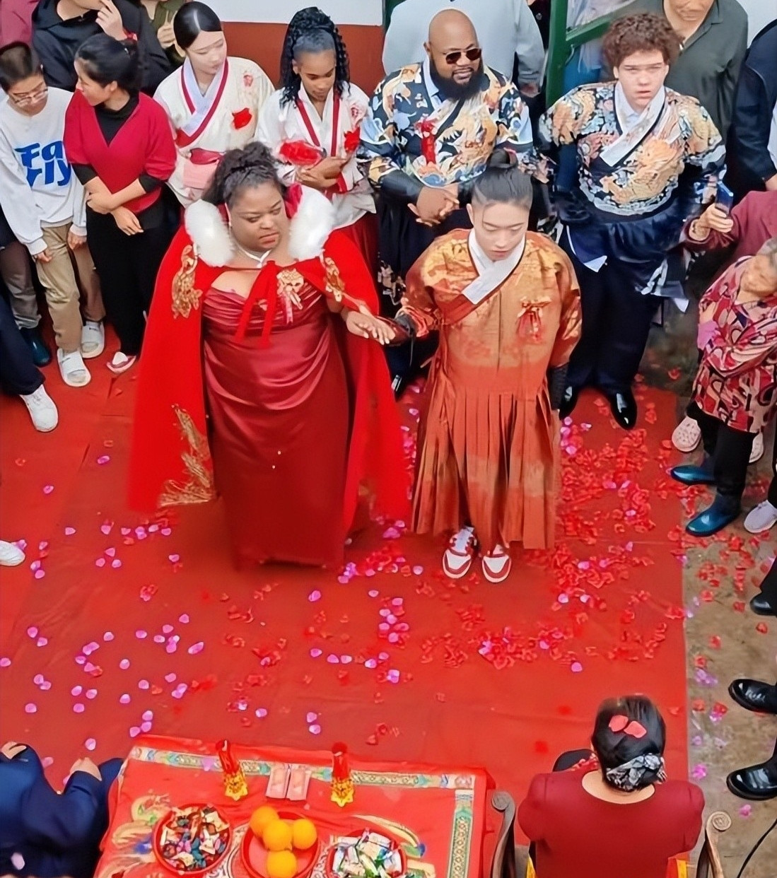 Chàng trai 27 tuổi cưới mẹ đơn thân 47 tuổi, bố mẹ có phản ứng "lạ"- Ảnh 1. Chàng trai 27 tuổi cưới mẹ đơn thân 47 tuổi, bố mẹ có phản ứng "lạ"- Ảnh 1.