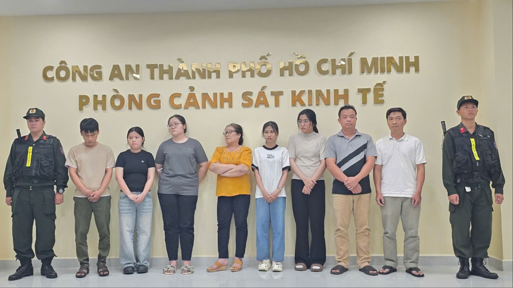 Triệt phá đường dây sản xuất nước hoa giả lớn nhất từ trước đến nay tại Tp.HCM- Ảnh 1. Triệt phá đường dây sản xuất nước hoa giả lớn nhất từ trước đến nay tại Tp.HCM- Ảnh 1.