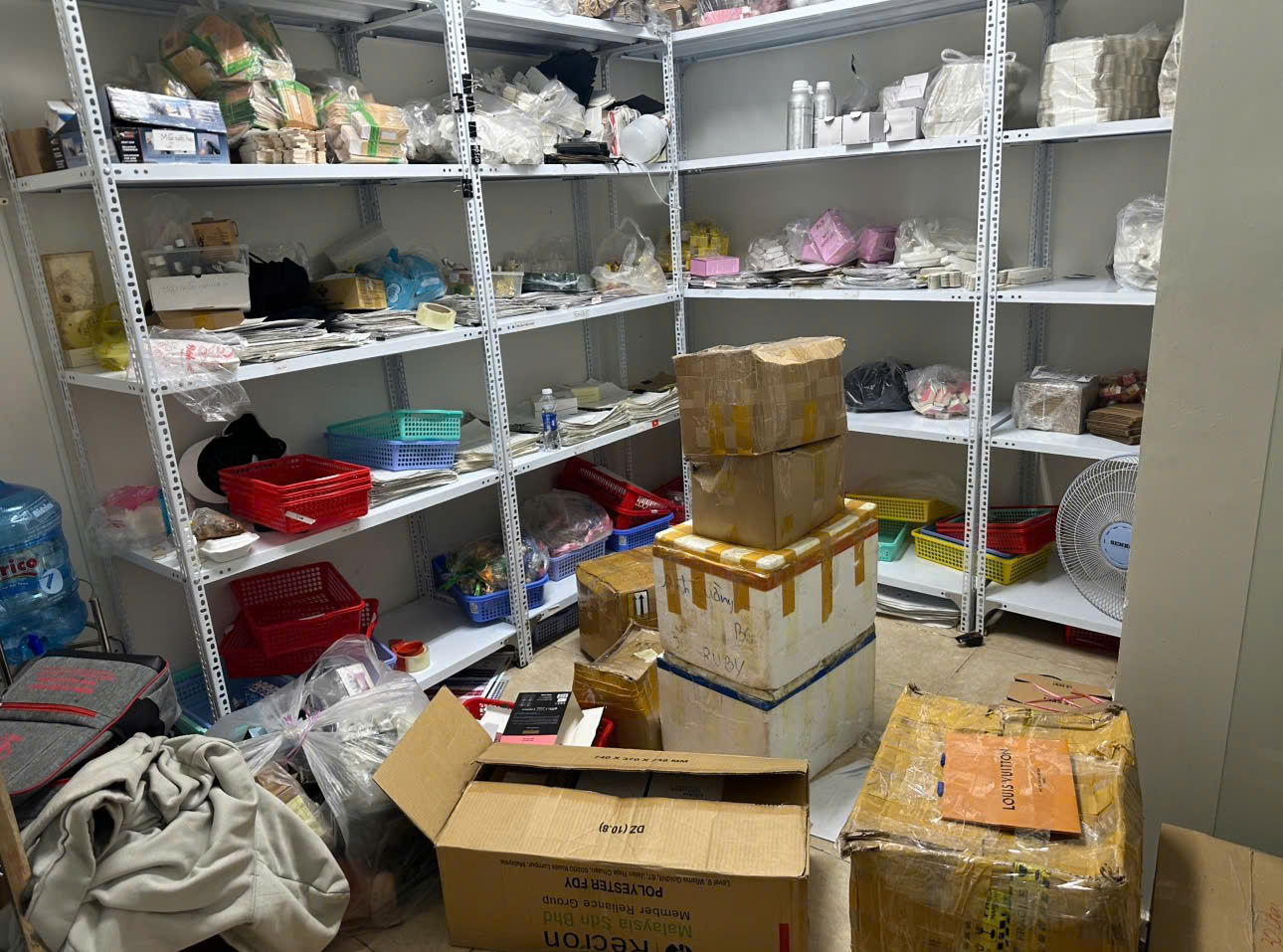 Triệt phá đường dây sản xuất nước hoa giả lớn nhất từ trước đến nay tại Tp.HCM- Ảnh 2. Triệt phá đường dây sản xuất nước hoa giả lớn nhất từ trước đến nay tại Tp.HCM- Ảnh 2.