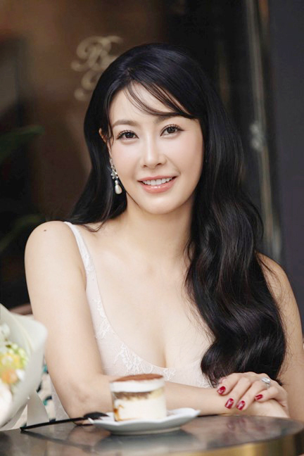 Hoa hậu Hà Kiều Anh hút mắt với nhan sắc trẻ trung tuổi U50 - Ảnh 1.