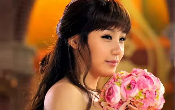 Nữ ca sĩ hàng đầu showbiz gây sốc với gương mặt biến dạng- Ảnh 2.