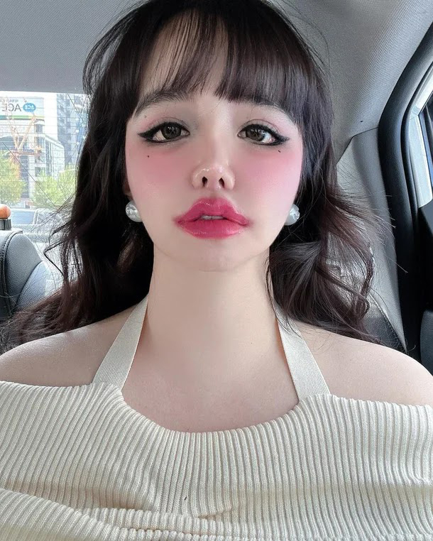 Nữ ca sĩ hàng đầu showbiz gây sốc với gương mặt biến dạng- Ảnh 4.