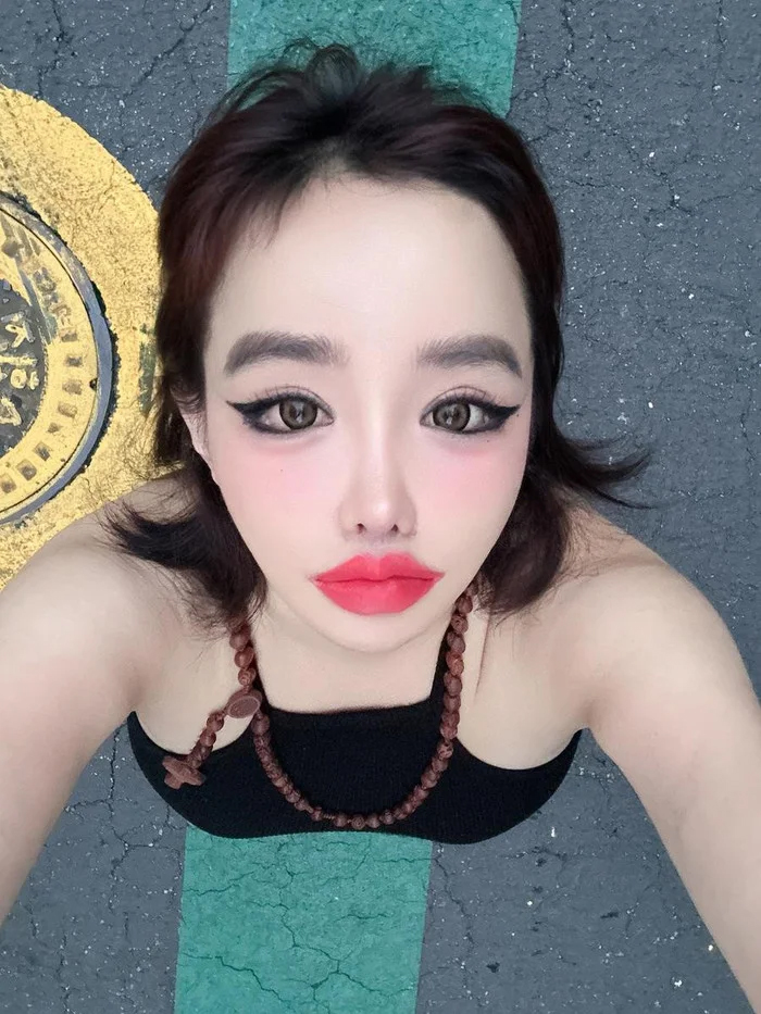 Nữ ca sĩ hàng đầu showbiz gây sốc với gương mặt biến dạng- Ảnh 5.