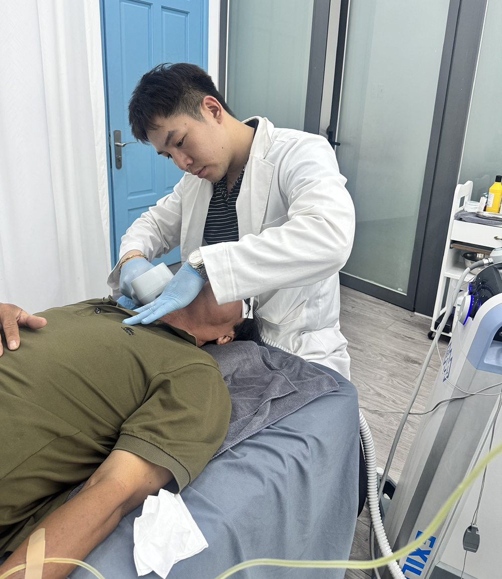 Bắt nhóm giả danh bác sĩ, chuyên truyền nước cất và vitamin... lừa hơn 17 tỷ đồng - Ảnh 2.
