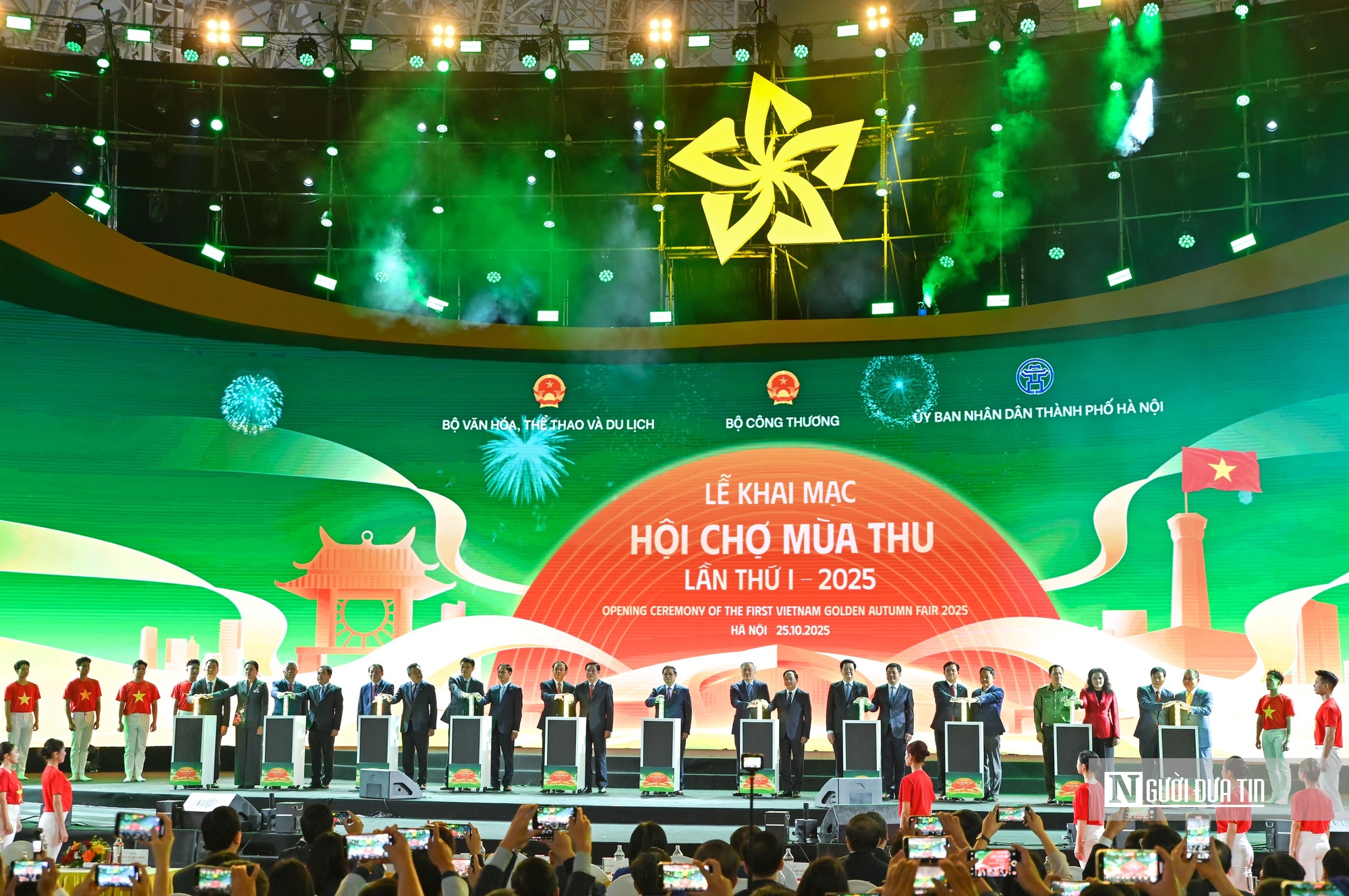 Thủ tướng: Từ Hội chợ Mùa Thu, khơi dậy khát vọng vươn tầm Việt Nam- Ảnh 3. Thủ tướng: Từ Hội chợ Mùa Thu, khơi dậy khát vọng vươn tầm Việt Nam- Ảnh 3.