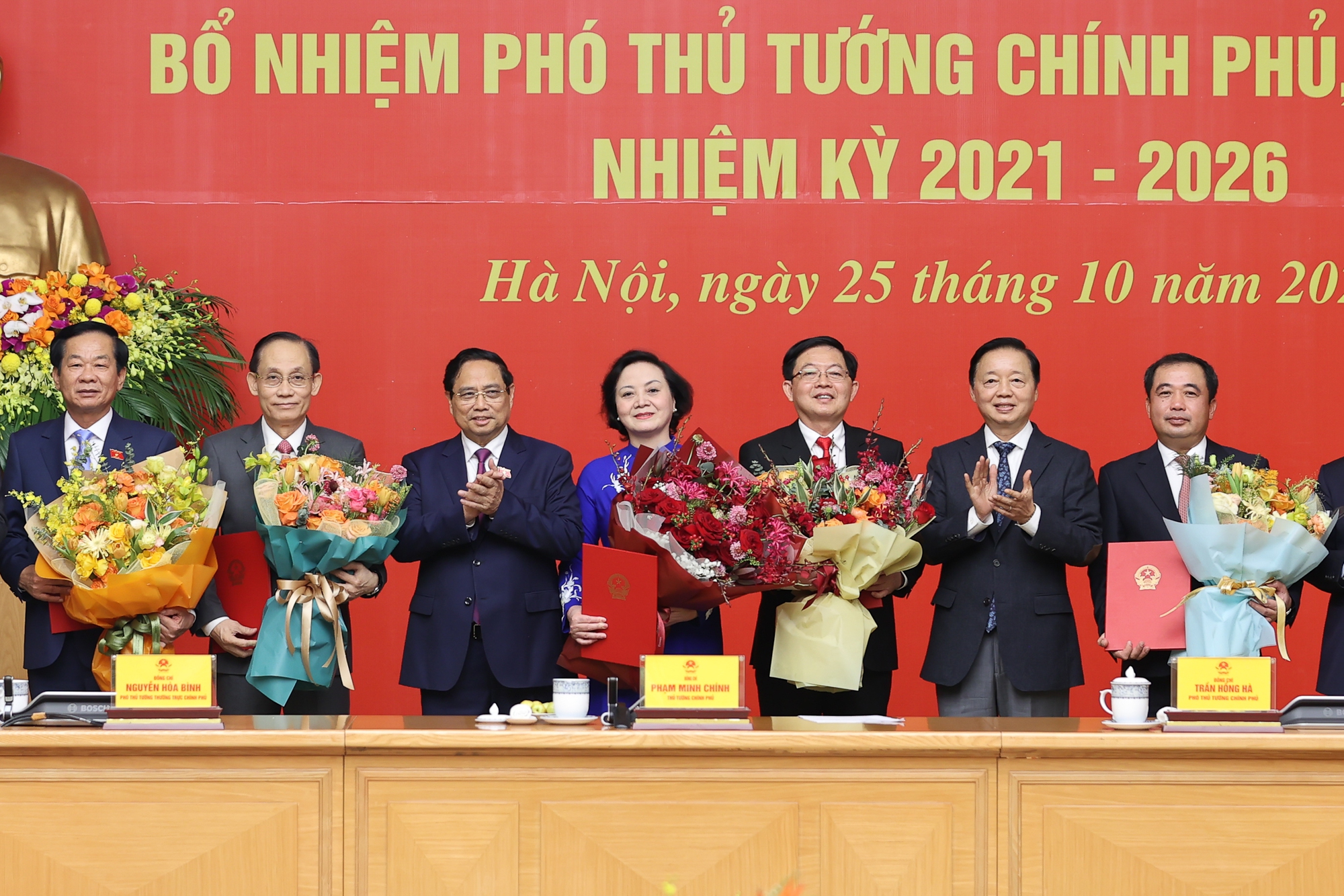 Thủ tướng trao quyết định bổ nhiệm và giao nhiệm vụ cho 2 Phó Thủ tướng, 3 Bộ trưởng- Ảnh 2. Thủ tướng trao quyết định bổ nhiệm và giao nhiệm vụ cho 2 Phó Thủ tướng, 3 Bộ trưởng- Ảnh 2.