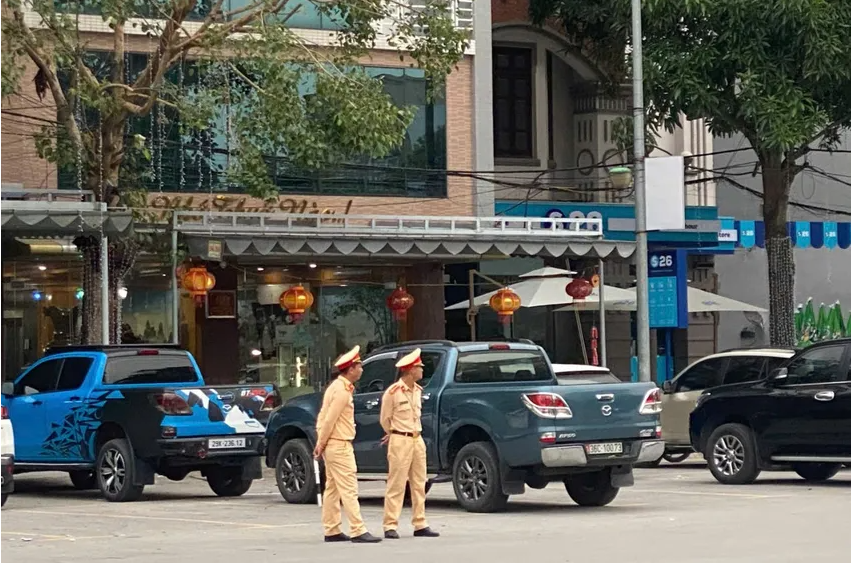 Hàng chục cảnh sát xuất hiện phong tỏa, khám xét nhà đại gia khét tiếng ở xứ Thanh- Ảnh 3. Hàng chục cảnh sát xuất hiện phong tỏa, khám xét nhà đại gia khét tiếng ở xứ Thanh- Ảnh 3.