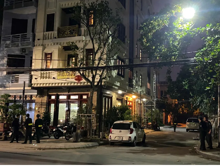 Hàng chục cảnh sát xuất hiện phong tỏa, khám xét nhà đại gia khét tiếng ở xứ Thanh- Ảnh 5. Hàng chục cảnh sát xuất hiện phong tỏa, khám xét nhà đại gia khét tiếng ở xứ Thanh- Ảnh 5.