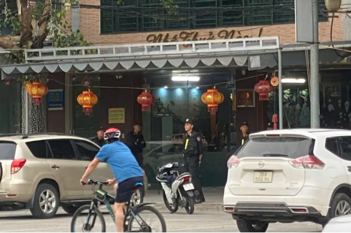 Hàng chục cảnh sát xuất hiện phong tỏa, khám xét nhà đại gia khét tiếng ở xứ Thanh- Ảnh 1. Hàng chục cảnh sát xuất hiện phong tỏa, khám xét nhà đại gia khét tiếng ở xứ Thanh- Ảnh 1.