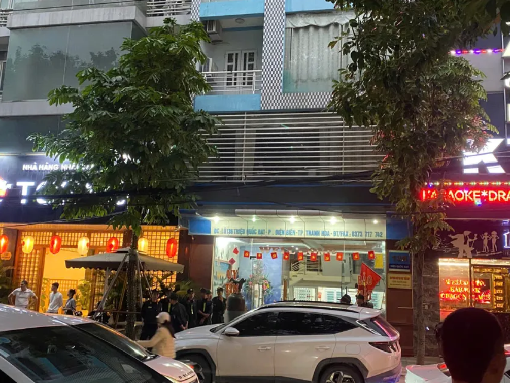 Hàng chục cảnh sát xuất hiện phong tỏa, khám xét nhà đại gia khét tiếng ở xứ Thanh- Ảnh 6. Hàng chục cảnh sát xuất hiện phong tỏa, khám xét nhà đại gia khét tiếng ở xứ Thanh- Ảnh 6.