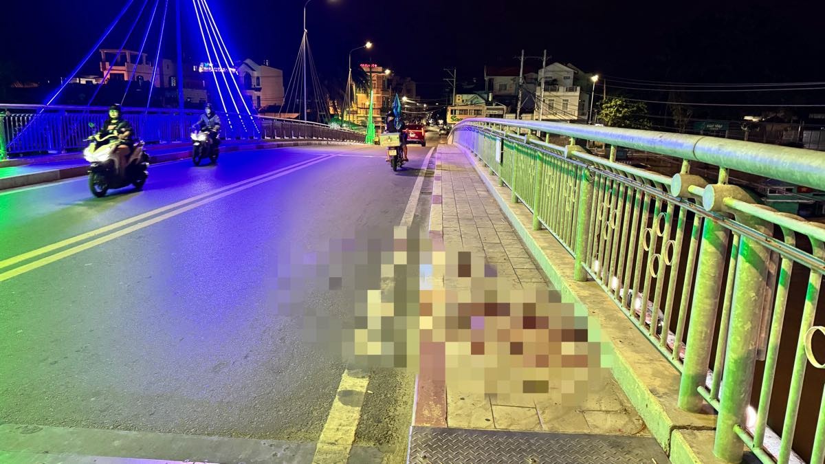 Vụ hai anh em bị đâm gục trên cầu Dục Thanh: Nghi phạm đã ra đầu thú- Ảnh 1. Vụ hai anh em bị đâm gục trên cầu Dục Thanh: Nghi phạm đã ra đầu thú- Ảnh 1.