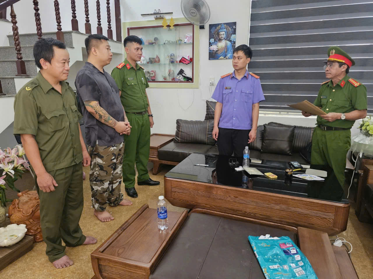 Thủ đoạn "vay đứng" và những mánh khóe tinh vi khiến nhiều nạn nhân sập bẫy- Ảnh 1. Thủ đoạn "vay đứng" và những mánh khóe tinh vi khiến nhiều nạn nhân sập bẫy- Ảnh 1.