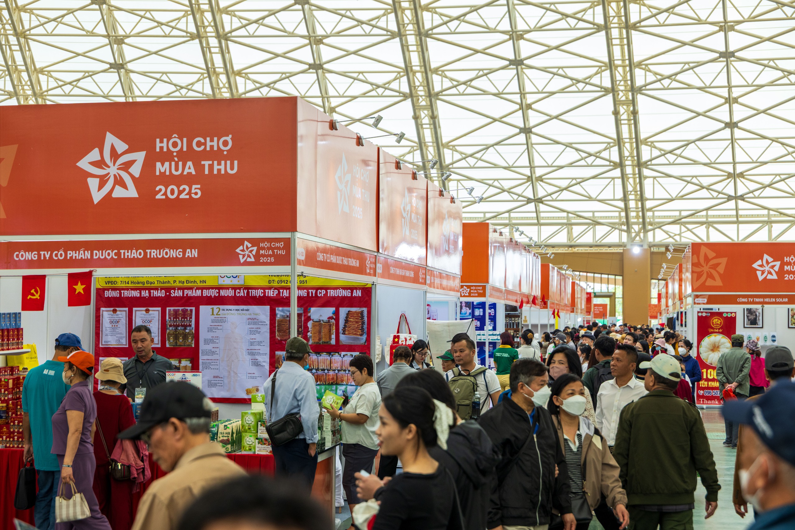 Lượng khách đông kỷ lục ngay ngày đầu tiên của Hội chợ Mùa Thu 2025- Ảnh 1. Lượng khách đông kỷ lục ngay ngày đầu tiên của Hội chợ Mùa Thu 2025- Ảnh 1.