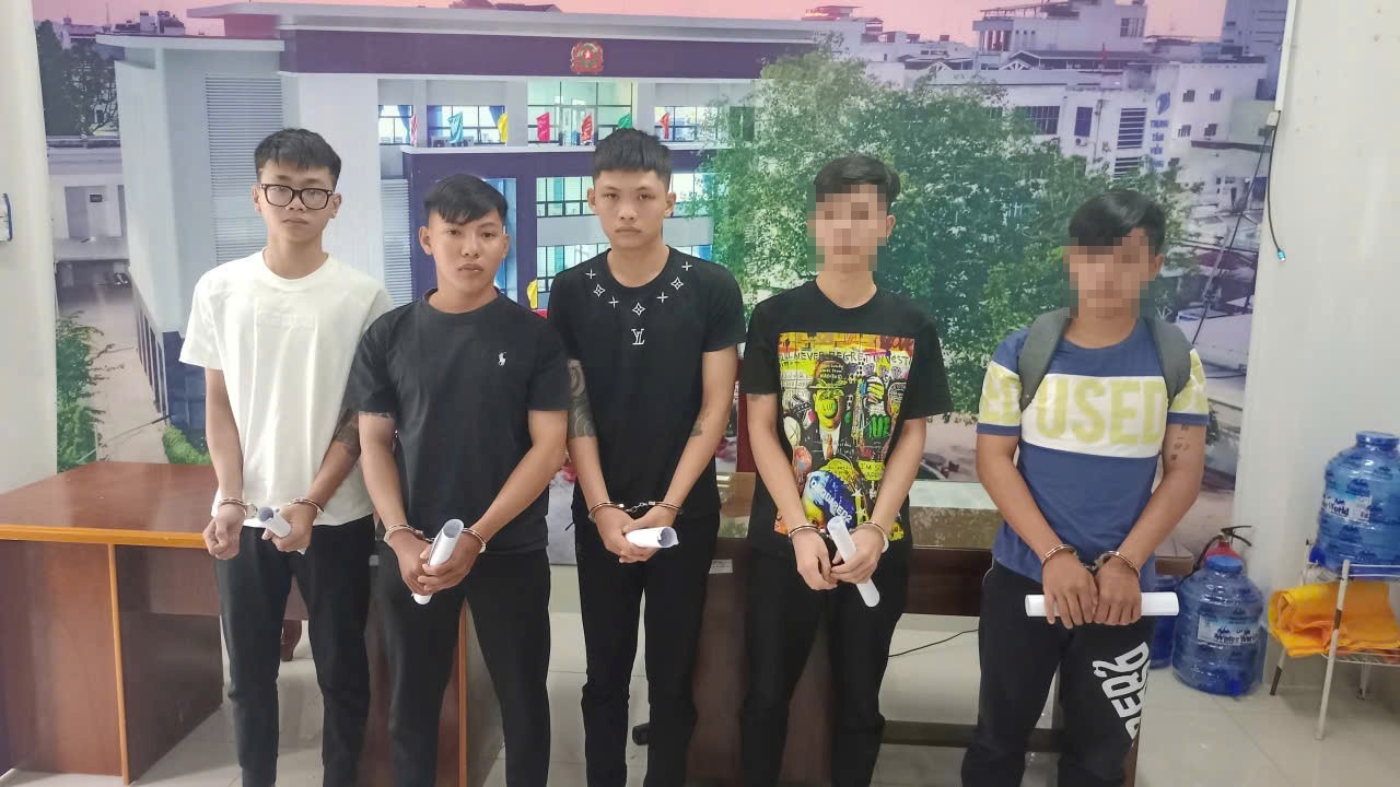 Bắt tạm giam nhóm thanh niên chém nhầm người gây thương tích 44%- Ảnh 1. Bắt tạm giam nhóm thanh niên chém nhầm người gây thương tích 44%- Ảnh 1.