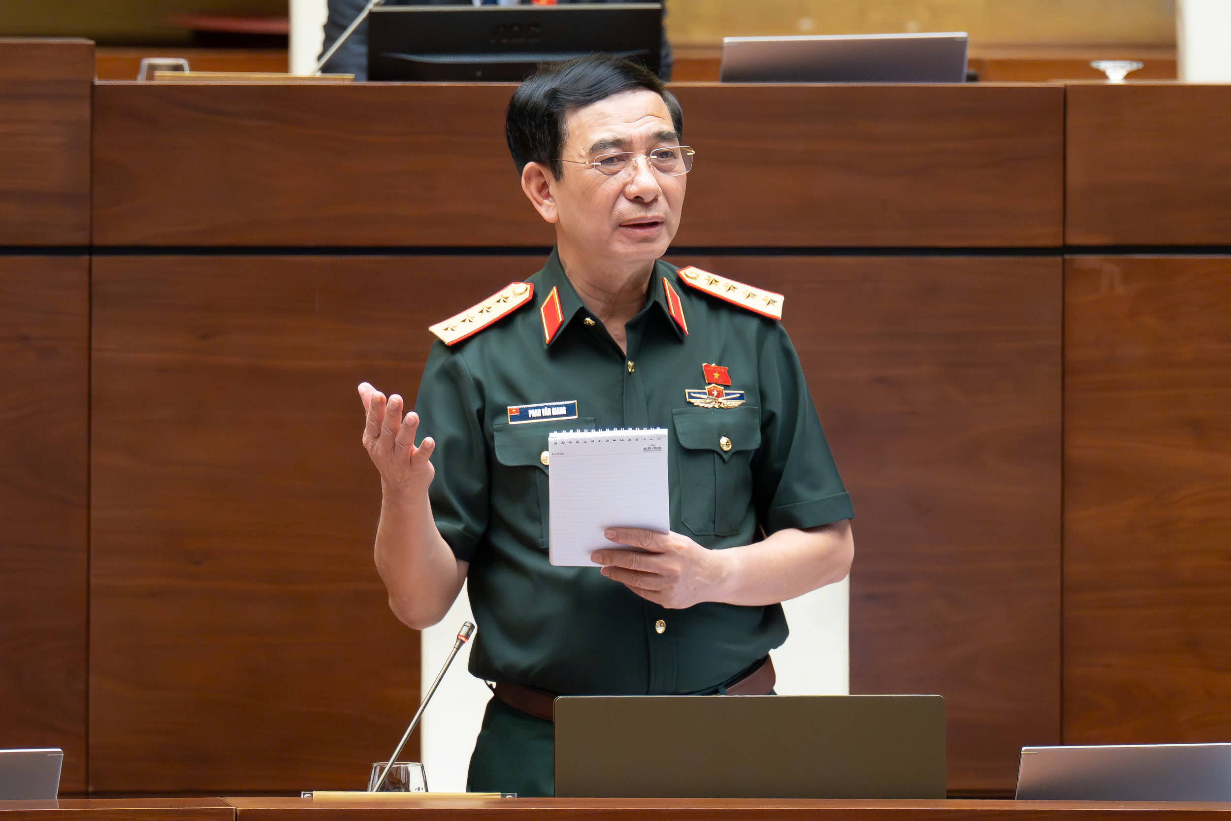 Đề nghị bổ sung quy định bảo vệ cán bộ trong ứng phó tình trạng khẩn cấp- Ảnh 4. Đề nghị bổ sung quy định bảo vệ cán bộ trong ứng phó tình trạng khẩn cấp- Ảnh 4.